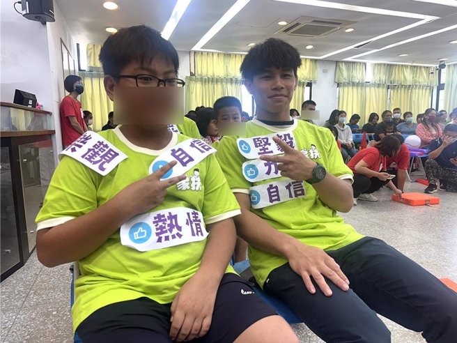 摘下台北亚洲公开赛柔道男子组金牌的林崇佑（右）代表家扶大专青年分享心路歷程。（蔡旻妤摄）