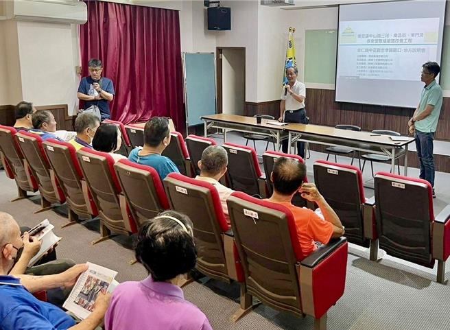 埔里镇公所因应民眾抗议再度举行说明会，有关货车卸货、排水沟高程等问题，已请设计公司规画检讨。（杨静茹摄）