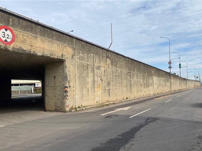 台61線西濱快速公路桃園大園、觀音路段平面道路多處沒路燈，夜間行駛車燈照明距離有限，黑漆漆一片相當危險，且路面多處坑洞、嚴重不平整，常有交通事故發生，立法委員涂權吉、市議員徐其萬、吳進昌多次會勘，成功爭取設置路燈照明。（徐其萬提供／廖姮玥桃園傳真）