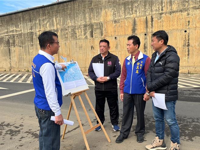 台61線西濱快速公路桃園大園、觀音路段平面道路多處沒路燈，夜間行駛車燈照明距離有限，黑漆漆一片相當危險，且路面多處坑洞、嚴重不平整，常有交通事故發生，立法委員涂權吉、市議員徐其萬、吳進昌多次會勘，成功爭取設置路燈照明。（徐其萬提供／廖姮玥桃園傳真）