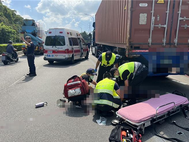 39歲黃姓貨櫃車駕駛22日下午將車輛臨停於汐止區新台五路二段，後方45歲王姓騎士疑因閃避不及，直接撞上貨櫃車尾，當場失去生命跡象。（汐止警分局提供）