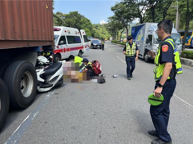 王姓騎士疑因閃避不及，直接撞上貨櫃車尾，當場失去生命跡象，送醫後不治。（汐止警分局提供）