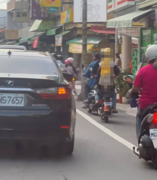 高雄市大社區一名男子騎電動輔助自行車，讓小孩站在後座搖搖晃晃，目擊者看了捏把冷汗。（翻攝自爆料公社）