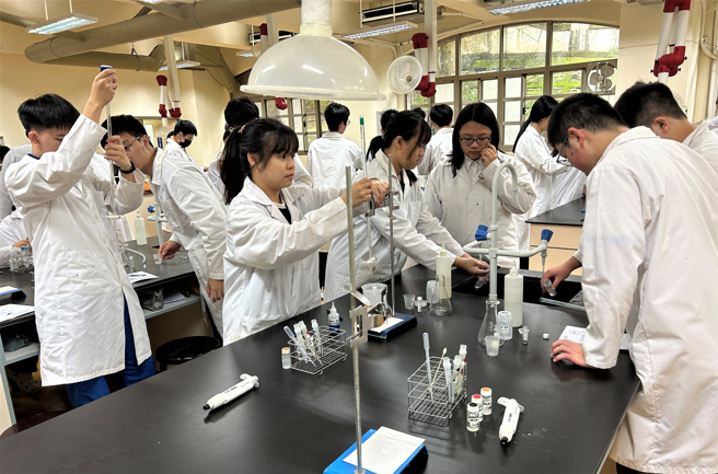 竹圍高中數理實驗班學生上實驗課。(照片/新北市政府教育局提供)
