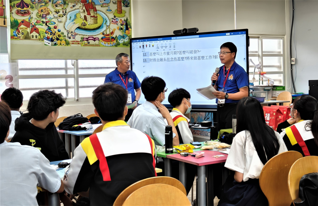 清水高中法商領導人才實驗班上金融相關課程。(照片/新北市政府教育局提供)