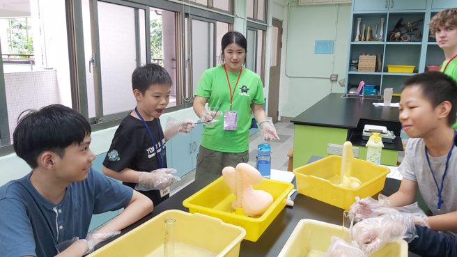 大象牙膏实验。(照片/臺北市立中山国民中学提供)