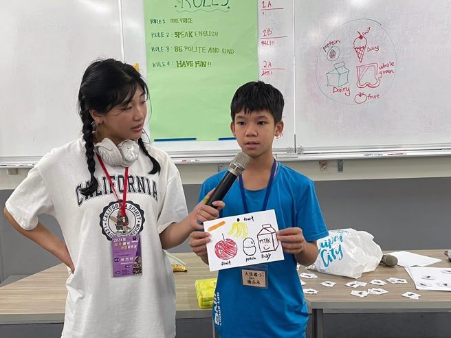 中外零食文化分享。(照片/臺北市立中山国民中学提供)
