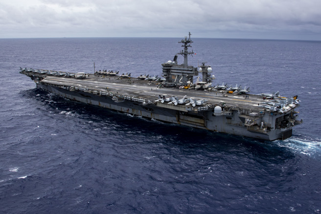 2024年8月1日，尼米兹级航空母舰林肯号（CVN 72）在太平洋上航行。第3航母打击群在美国第7舰队作战区域进行例行行动。（DVIDS）