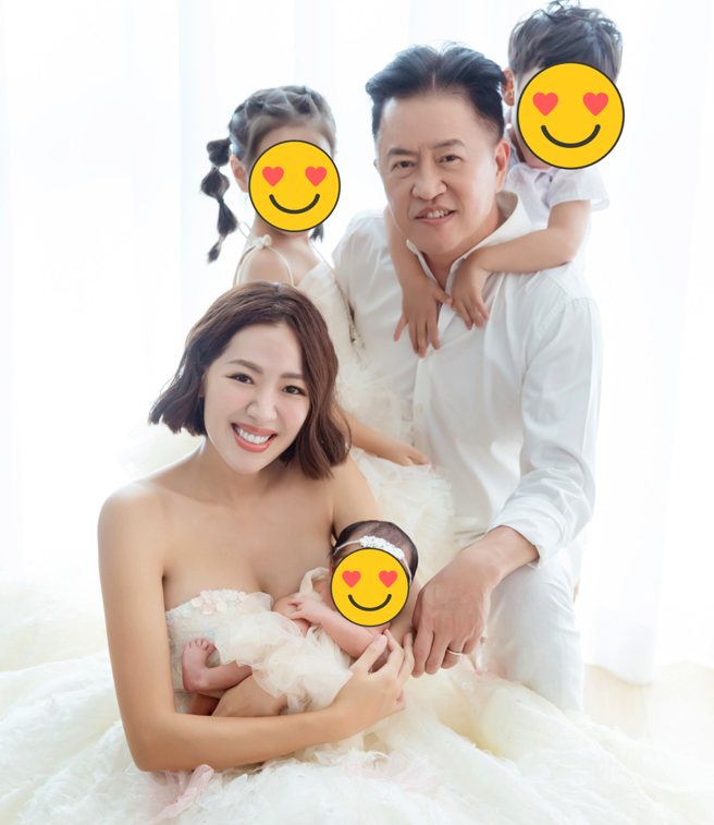 刘伊心产后拍摄全家福。（图／翻摄刘伊心 脸书）