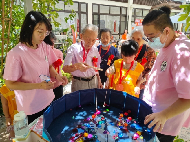 「我是釣魚高手」要求挑戰者依照任務卡片釣出指定數量的魚。(照片/中臺科技大學提供)