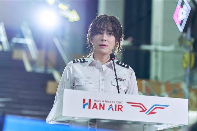 曹政奭为扮演女机师角色，试穿了上百套衣服。（车库娱乐提供）