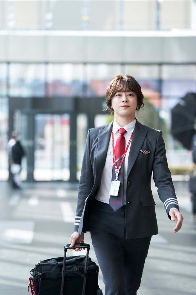 曹政奭的女装扮相美到临演也认不出。（车库娱乐提供）