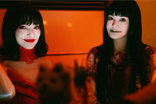 張榕容（右）和姚以緹在《鬼才之道》中相愛相殺。（牽猴子提供）