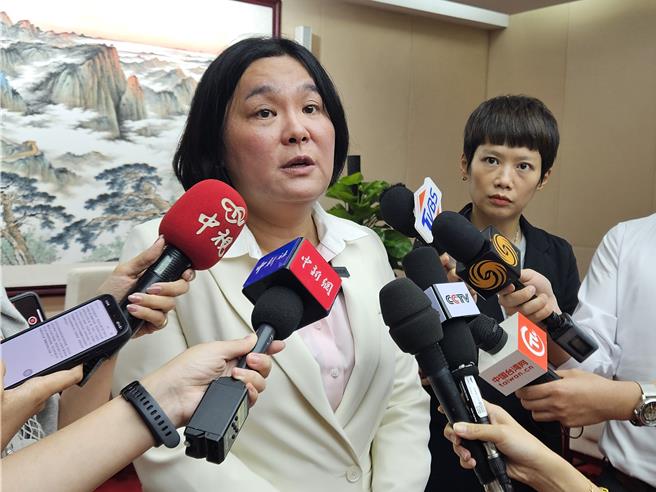 金门县议会议长洪允典及国民党立委陈玉珍等一行，22日在北京拜会大陆国台办主任宋涛。图为陈玉珍于会后接受媒体採访。（陈冠宇摄）