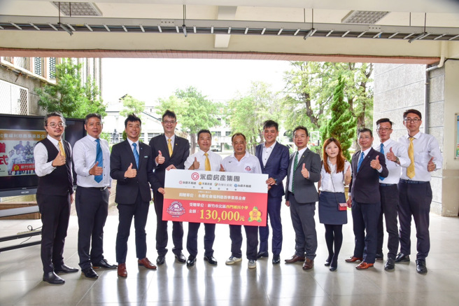 永庆加盟四品牌竹苗区经管会捐赠13万给西门国小棒球队，作为球队的新球衣及其他训练经费。(图/永庆房产集团提供)