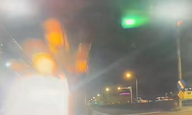 骑士因礼让行人遭后方机车追撞，并且撞断一只手，而对方骑士竟赖他「急煞车」。（图／翻摄自脸书爆料公社二社）