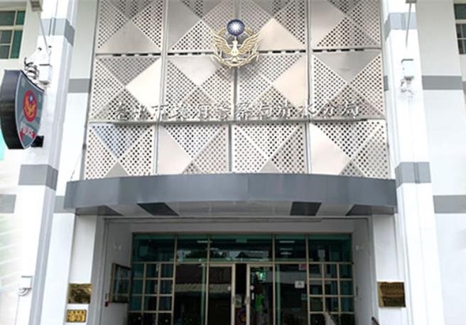 據了解，某文教基金會在暑假期間創辦國小暑訓營，該名參加男童當天疑晚進教室，被暑訓營人員掐頸壓制在地，還遭反折手，家長憤而向清水警分局報案並提出告訴。（摘自清水警分局官網）