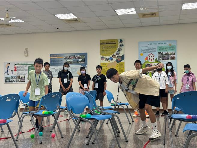 苗栗家扶中心從22日起舉辦三天兩夜「青春Do  Real Me」青少年挑戰營，首日登場的是闖關遊戲。（苗栗家扶中心提供／謝明俊苗栗傳真）