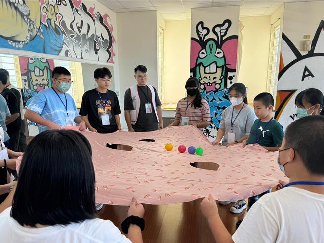 苗栗家扶中心從22日起舉辦三天兩夜「青春Do  Real Me」青少年挑戰營，首日登場的是闖關遊戲。（苗栗家扶中心提供／謝明俊苗栗傳真）