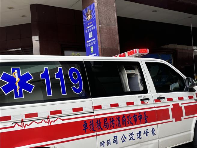 台中市消防局22日晚間6時01分獲報東區公園東路有9個月大男嬰疑似因趴睡造成窒息，立即出動2車5人前往救護。（馮惠宜攝）