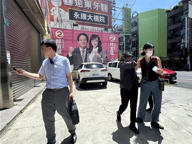 林宜瑾永康服務處黃姓主任（中）遭裁定羈押禁見。（曹婷婷攝）