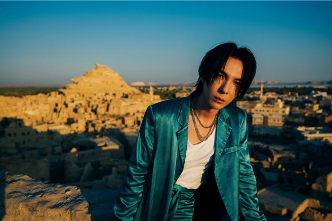 陈势安日前赴位于撒哈拉沙漠中的埃及锡瓦古城取景。（索尼音乐提供）