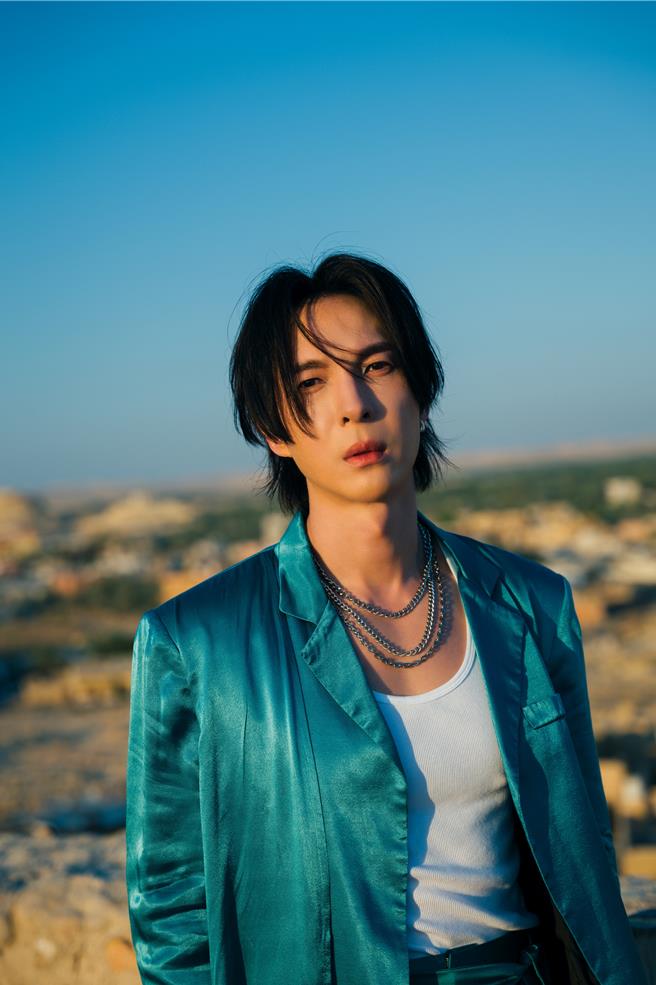 陈势安日前赴位于撒哈拉沙漠中的埃及锡瓦古城取景。（索尼音乐提供）