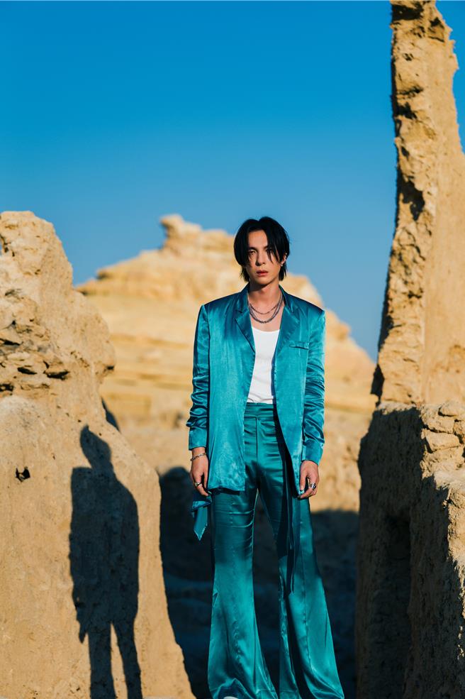 陈势安日前赴位于撒哈拉沙漠中的埃及锡瓦古城取景。（索尼音乐提供）