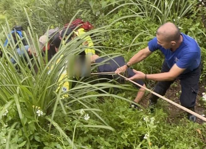 警消於下午近5時在距離道路約150公尺邊坡草叢接觸患者，已失去呼吸心跳。（消防局提供）