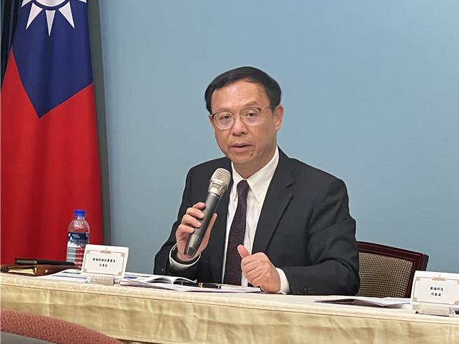 石崇良也指出，二代健保費率的部分，分為一般保費和補充保費，健保法補充費率是連同跟一般保費連動，隨著人口結構改變，在法律上有沒有需要脫鉤，這都是未來討論的範圍，會一併討論後，總統鼓勵大家集思廣益，如果需要修法就修法。（游念育攝）