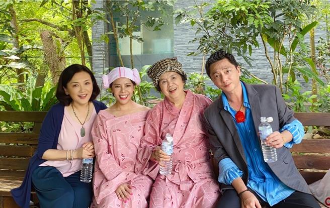 姚黛玮、锦雯、王满娇、蓝苇华日前拍摄泡汤戏。（民视提供）