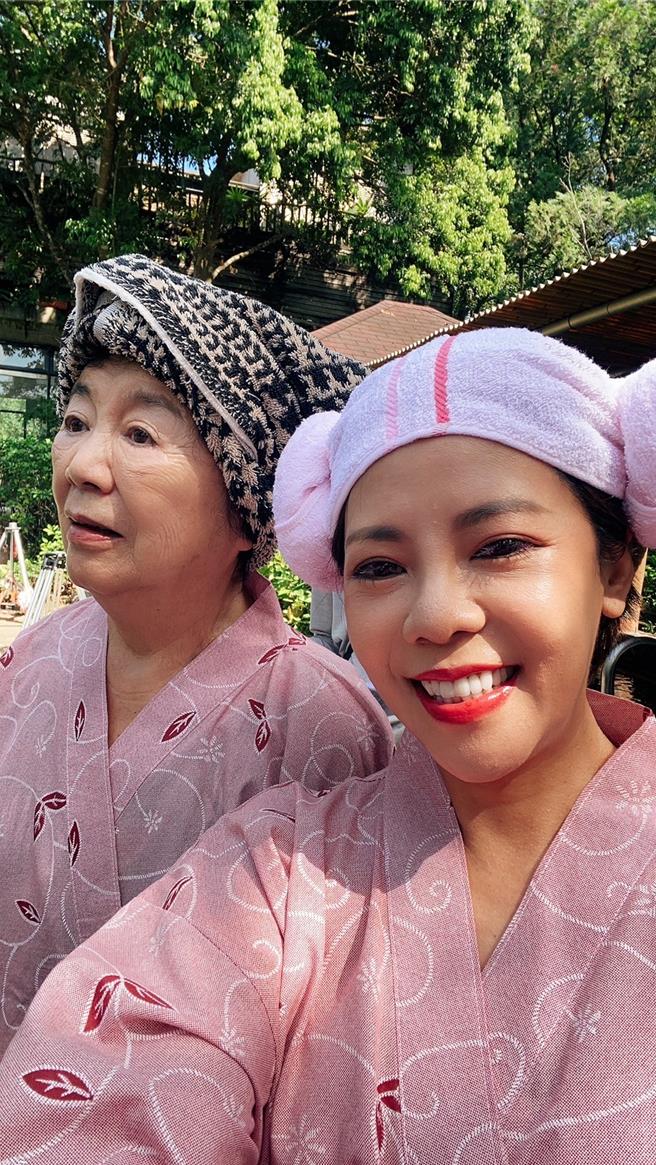 锦雯开心与10年前的妈妈王满娇重逢。（民视提供）