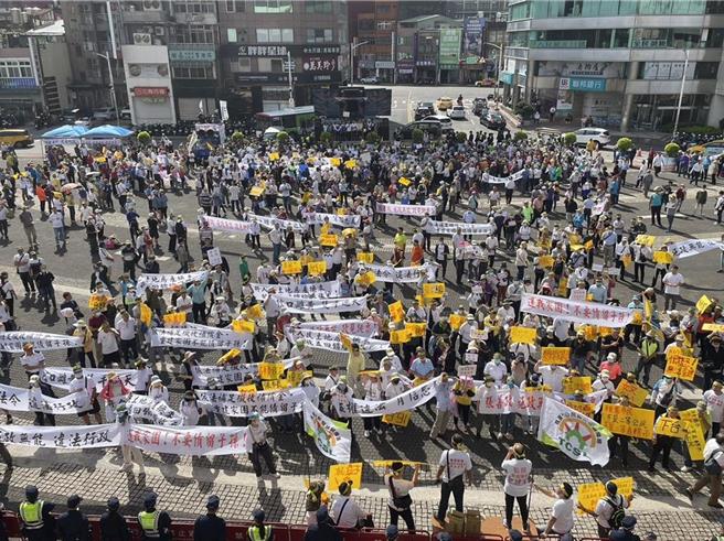 桃园航空城1200名拆迁户，去年10月31日到市府前抗议，张善政现身给出5承诺。(蔡依珍摄)