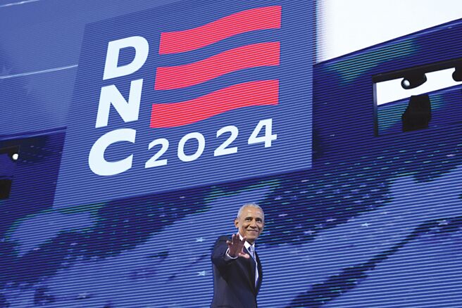 美国前总统欧巴马伉俪在民主党全代会第二天现身掀起高潮，夫妇接力站台帮贺锦丽背书。图／美联社