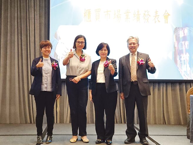 柜买市场业绩发表会已有三场抢先展开，下周尚有三场次连发，投资人不容错过；图为柜买中心总经理陈丽卿（右二）与环球晶暨中美晶公司董事长徐秀兰（左二）于8月16日举办之柜买市场业绩发表会合影。图／柜买中心提供