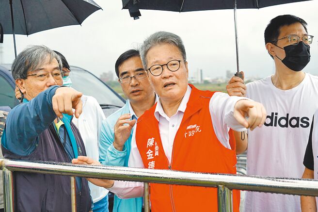 行政院政务委员陈金德率水利署等单位赴宜兰视察，并允诺会协助补足防洪治水经费缺口。（本报资料照片）
