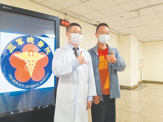 肝癌患者張先生（右）接受體內放射微球治療後，追蹤超過2年半，腫瘤幾乎完全消失，向三軍總醫院放射診斷部主任張維洲表達感謝之意。（王家瑜攝）
