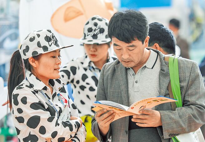 反制歐盟徵收電動汽車反補貼稅，大陸商務部火速發布公告，對原產於歐盟的「進口相關乳製品」進行反補貼立案調查。圖為2016年在哈爾濱舉行的中國國際奶業展覽會。（新華社）