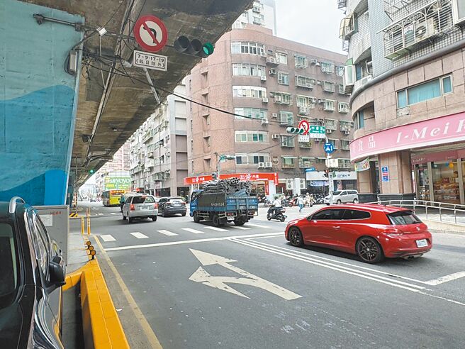 三重區新北大道與中華路口在8月17日一天接連發生2起車禍，8月19日交通局派員前往會勘。（新北市交通局提供／張鎧乙新北傳真）