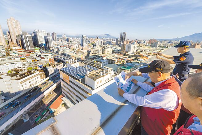 新北市长侯友宜（左一）21日前往新北三重区台1线高架桥视察车流状况，并承诺2个月内会抢修完成。（新北新闻局提供／贺培晏新北传真）