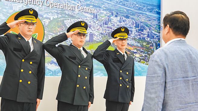新竹縣消防局3個消防大隊各增置1名副大隊長，縣長楊文科（右）21日授階給第一大隊副大隊長陳證宇（左起）、第二大隊副大隊長范俊睿、第三大隊副大隊長杜國安。（羅浚濱攝）