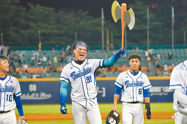 富邦悍將張育成9局下敲出3分再見全壘打，幫助球隊逆轉擊敗台鋼雄鷹，同時是中職生涯第一發再見轟。（富邦悍將提供）