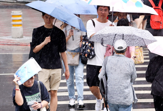 雨区扩大连炸一周 珊珊估达中颱以上 大迴转袭日 
