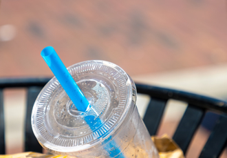 校園裡「飲料插吸管」被記警告 懲處太奇葩 傻眼