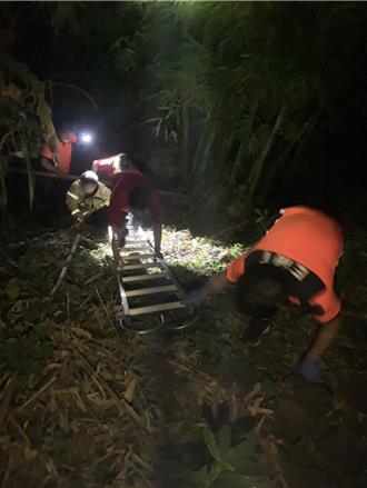 鬼月上山參加法會！ 兄妹返家迷途下車看路   忘拉手煞車「連人帶車」掉山溝 