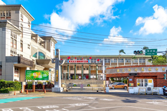 竹中新生「跪地猛壓」 網震撼：入教儀式？校方解答