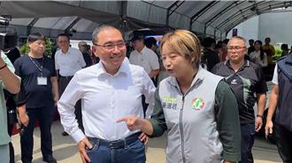 為特教生請命黃淑君暴走衝上台  嗆侯友宜「你有聽到我的聲音嗎？」