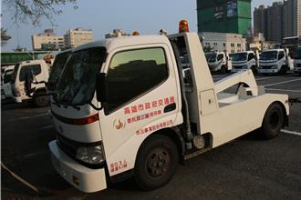 車子違停遭拖吊耍無賴　高雄男強行開車擋住拖吊場結局更慘