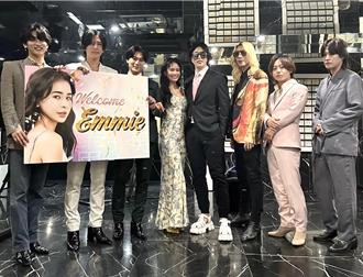 羅蘭公開日本第一牛郎店！雷艾美擁「7帥氣男子」 笑容止不住