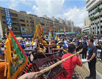 不滿航空城拆遷補償評點過低！民眾扛神尊到桃市府前抗議